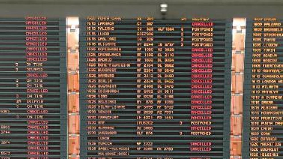 Un viajero observa la lista de vuelos cancelados en París.