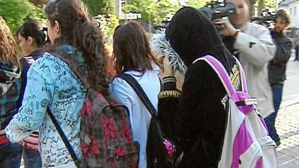 Un instituto de Pozuelo cambia su normativa sobre el velo islámico para no acoger a Najwa