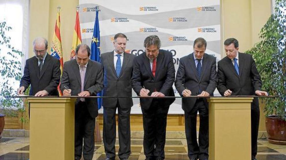 Elboj, Velasco, Iglesias, Belloch, Cosculluela y Villarroya, ayer, en la firma del convenio.