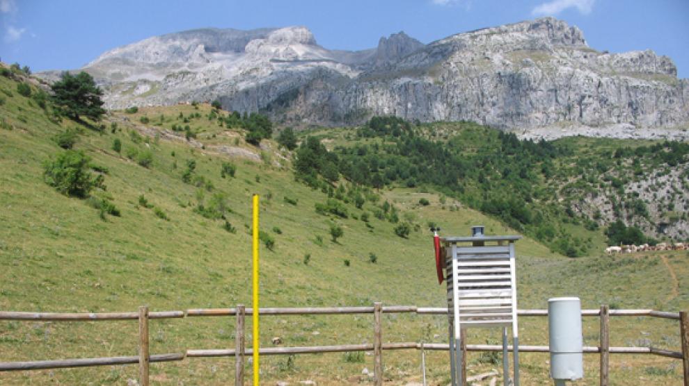 Refugio de Lizara, con el Bisaurín al fondo