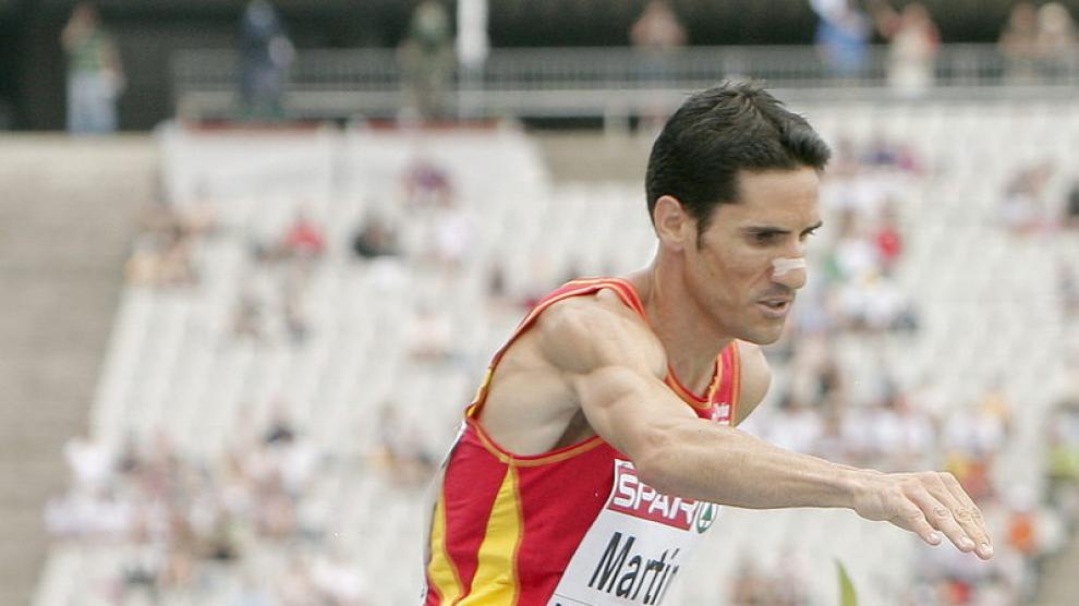 Eliseo Martín salta una valla durante la carrera