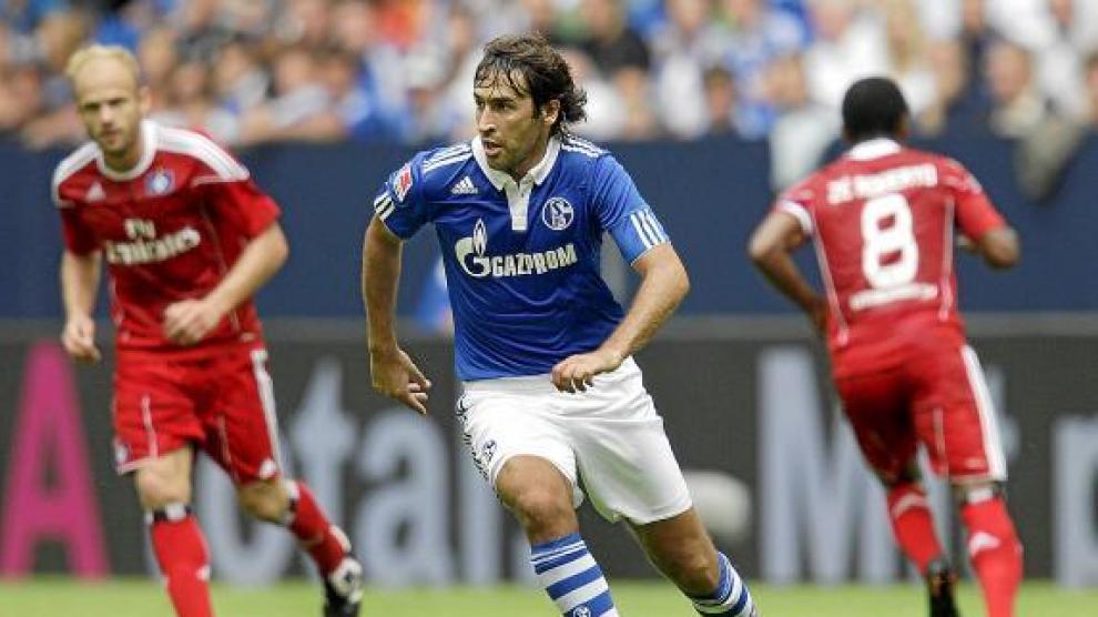 Raúl avanza con el balón, en el partido amistoso que enfrentó ayer al Schalke 04 con el Hamburgo.