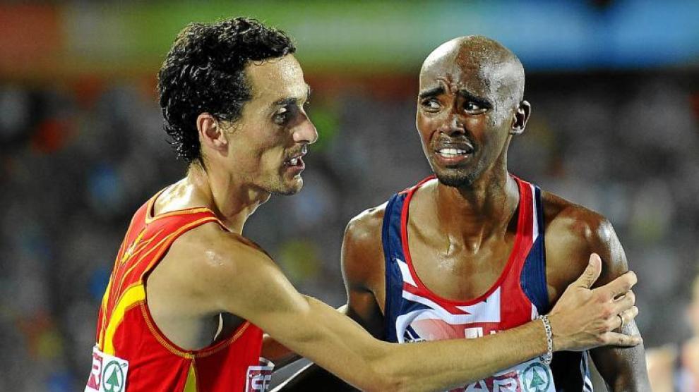 Jesús España felicita al campeón de los 5.000 metros, el británico Mo Farah, nada más finalizar la prueba.