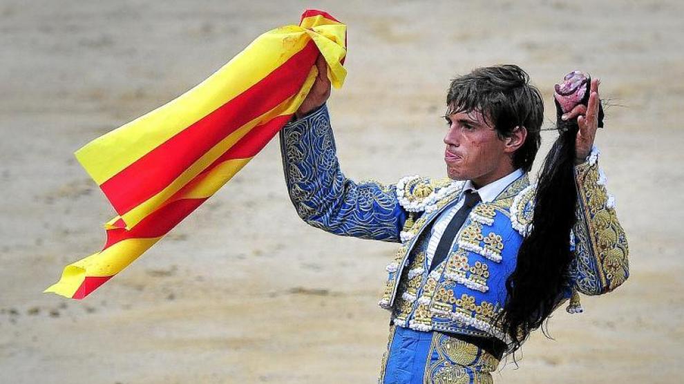 El diestro Miguel Tendero dio la vuelta al ruedo en La Monumental mostrando sus trofeos y la bandera catalana.
