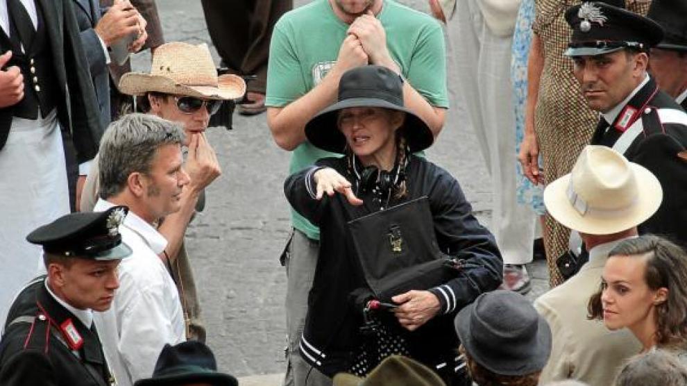 Madonna, de negro y con sombrero, da instrucciones a los actores y extras de la película.