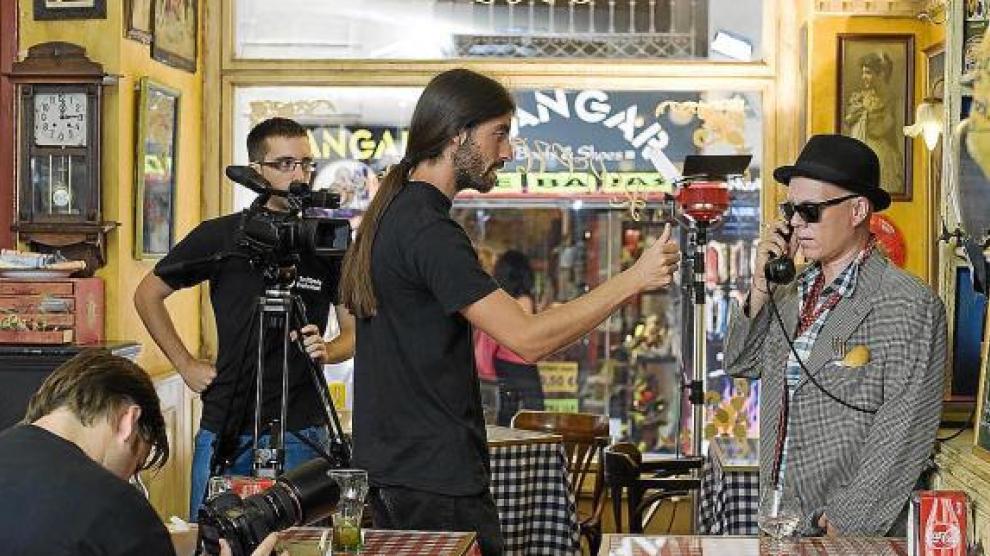 Rodaje del videoclip del músico madrileño Luter, ayer, en el bar La Republicana de Zaragoza.