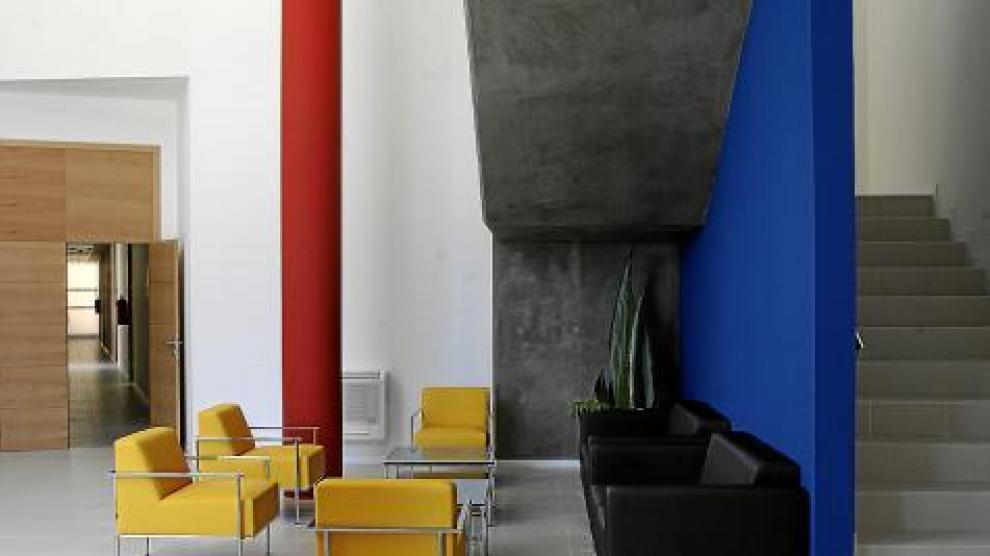 El inmueble tiene un recibidor y dos plantas para los docentes.