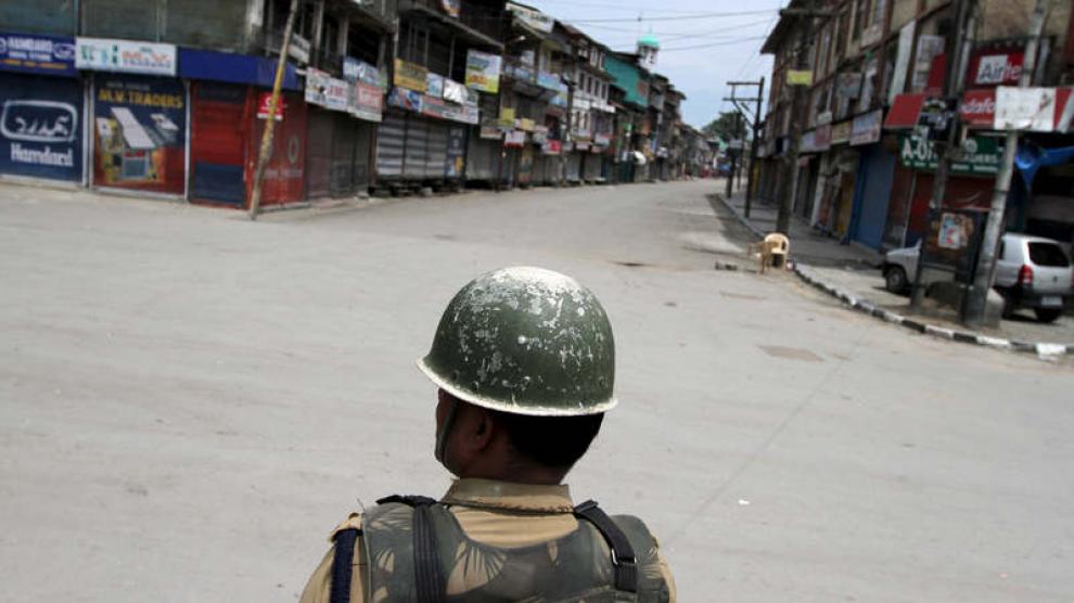 Militar indio patrulla por las calles de Srinagar.