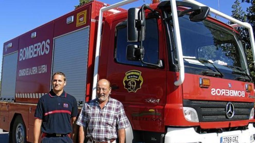 Javier Campos, jefe del parque de bomberos, junto a Josep Chauvell, presidente de la comarca.