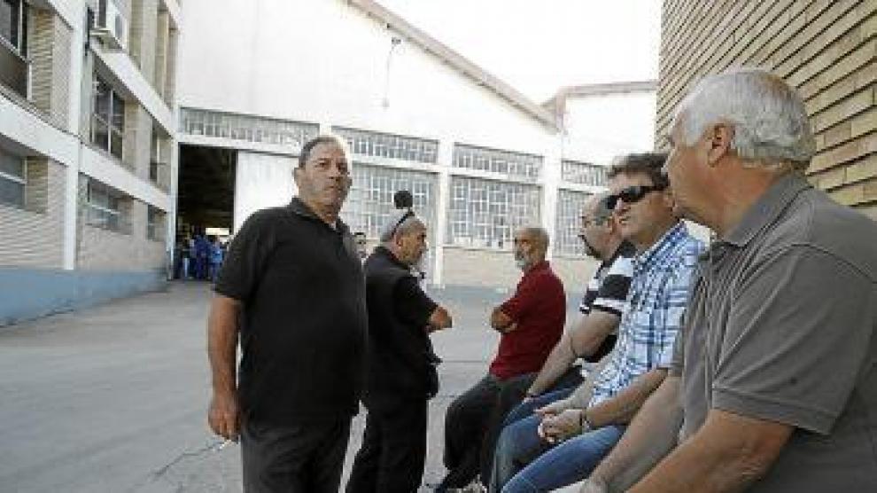 Un grupo de trabajadores, ayer en el exterior de las instalaciones.