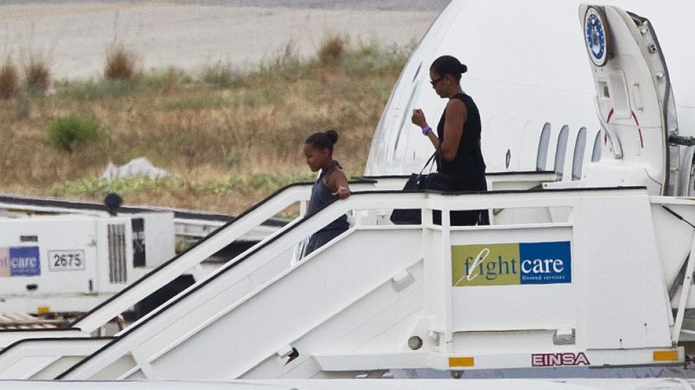 MIchelle Obama desciende del avión con Sasha