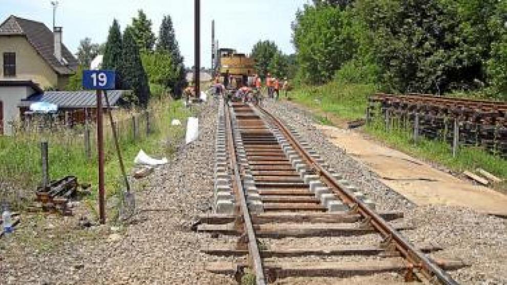 La nueva vía de hormigón está ya instalada en Ogeu-les-Bains.