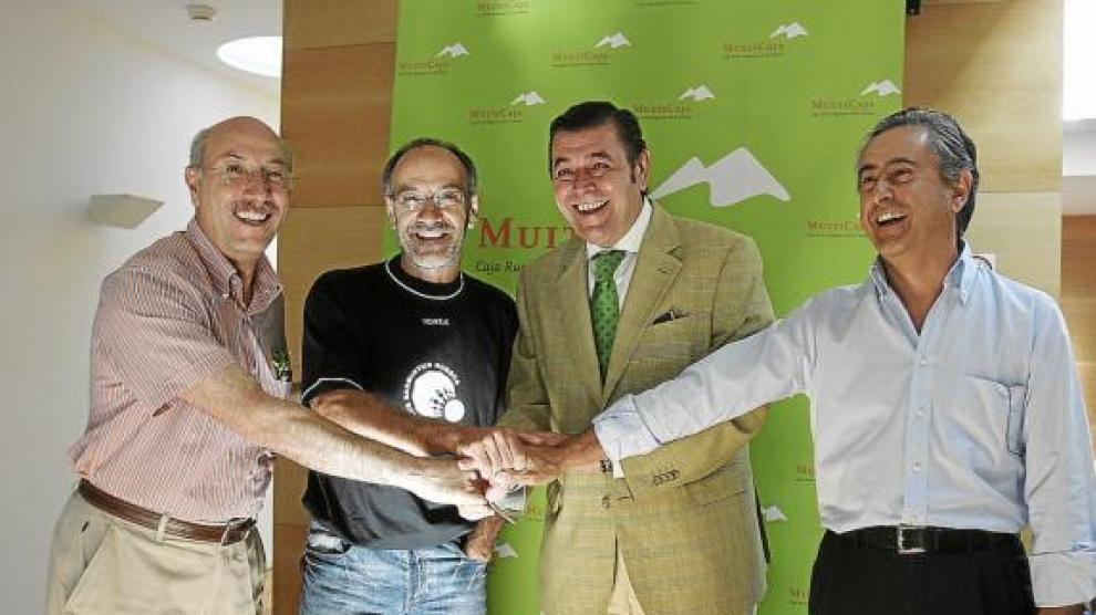 Representantde instituciones, club y empresas, unidos en defensa del Bádminton Huesca.