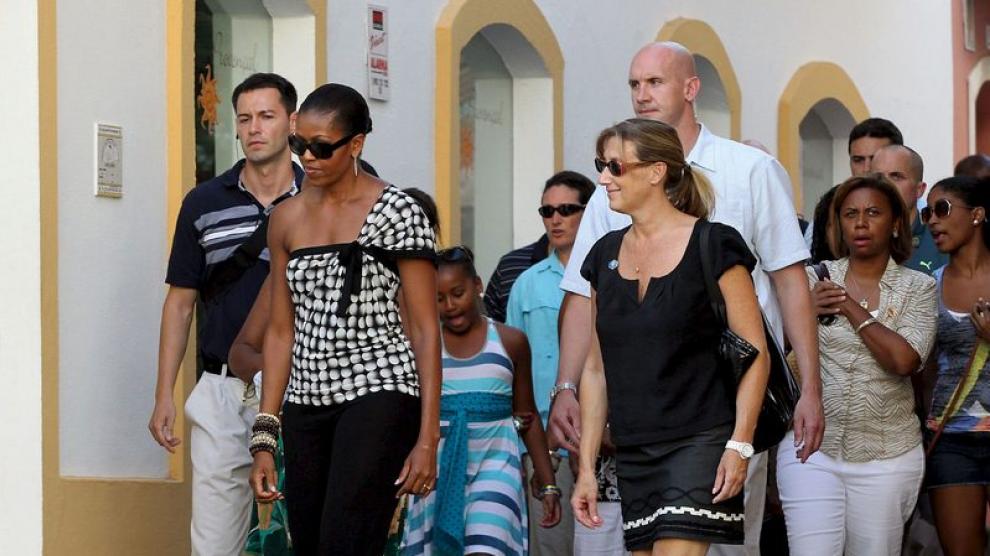 Michelle Obama y sus acompañantes, durante su paseo