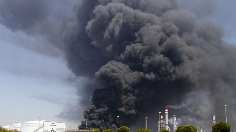 La torre de humo que causó el incendio en la refinería de Cepsa de Huelva