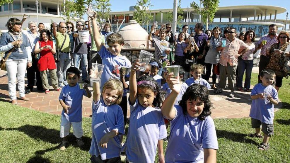 Algunos de los invitados ayer por la mañana por la Iniciativa Influye, levantando sus vasos por un mejor acceso al agua en todo el mundo.