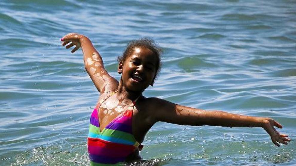 Sasha Obama disfruta del agua en el Beach Club Villa Padierna, ayer en Estepona.