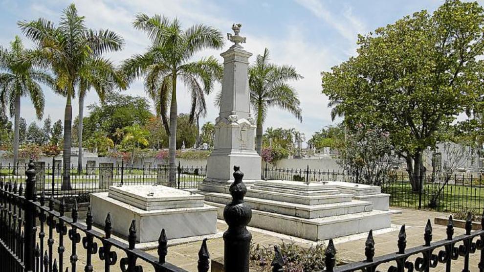 Este mausoleo del cementerio de Santa Ifigenia, en Santiago de Cuba, contiene los restos de 226 soldados. La Asociación Cultural Regreso con Honor ha averiguado que entre ellos hay nacidos en Zaragoza, Teruel, Fraga, Pastriz, Tamarite, Azuara y Sádaba.