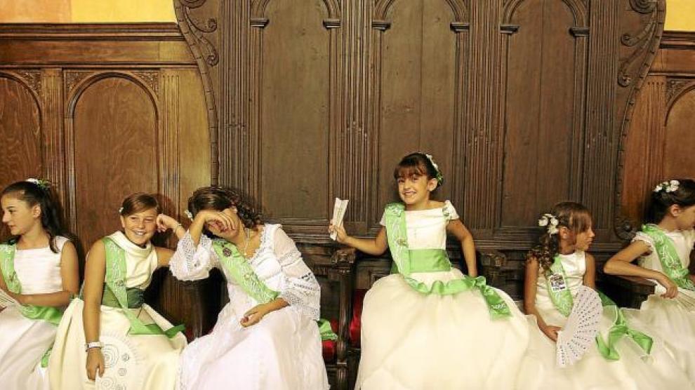 Las mairalesas infantiles también echaron mano del abanico para sobrellevar el calor en la Sala del Justicia.