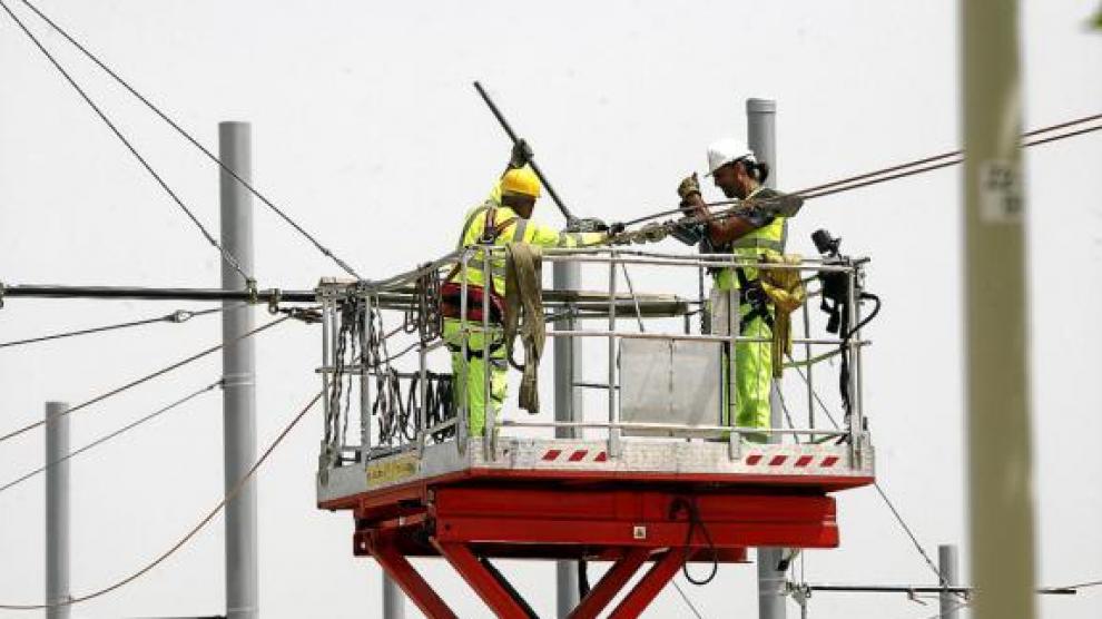 El tendido eléctrico del tranvía comienza a montarse en Valdespartera