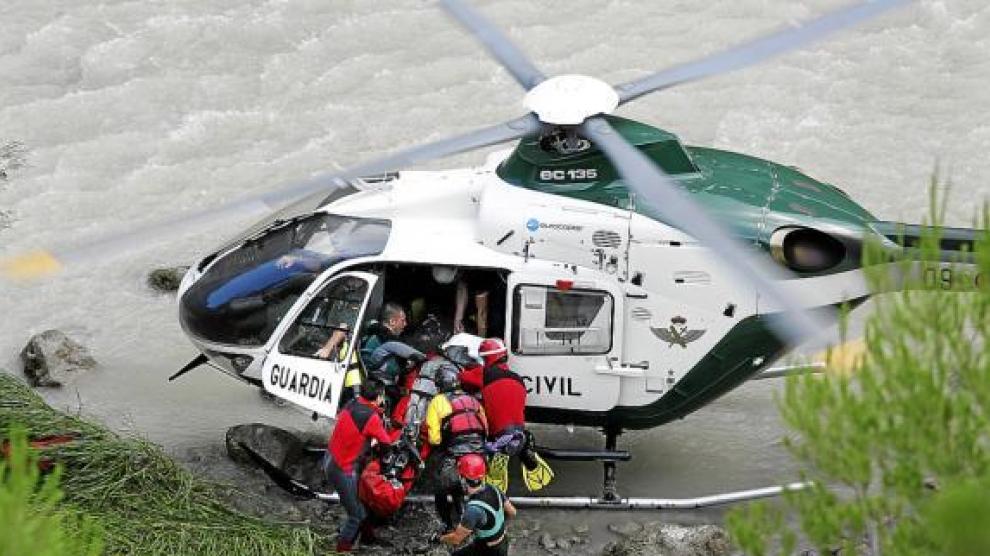 Momento en el que el cuerpo de la fallecida era evacuado en un helicóptero de la Guardia Civil.