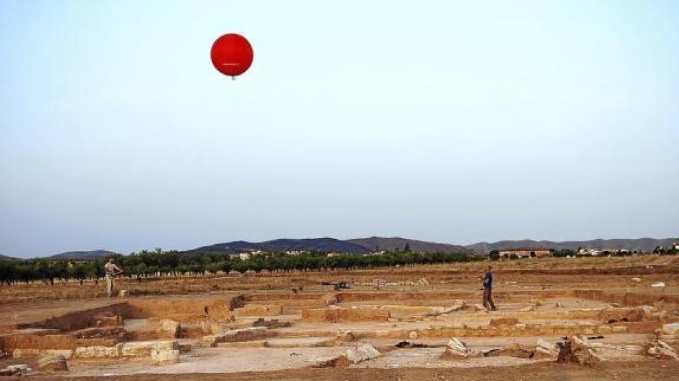 Los topógrafos manejan el globo aerostático teledirigido, ayer en Valdeherrera.