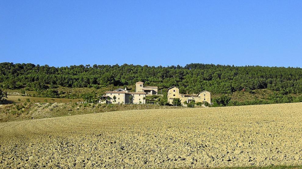 Vista del señorío de Adériz y al fondo, en el arbolado, el de Náguiz, donde se ubicaría la cartuja.