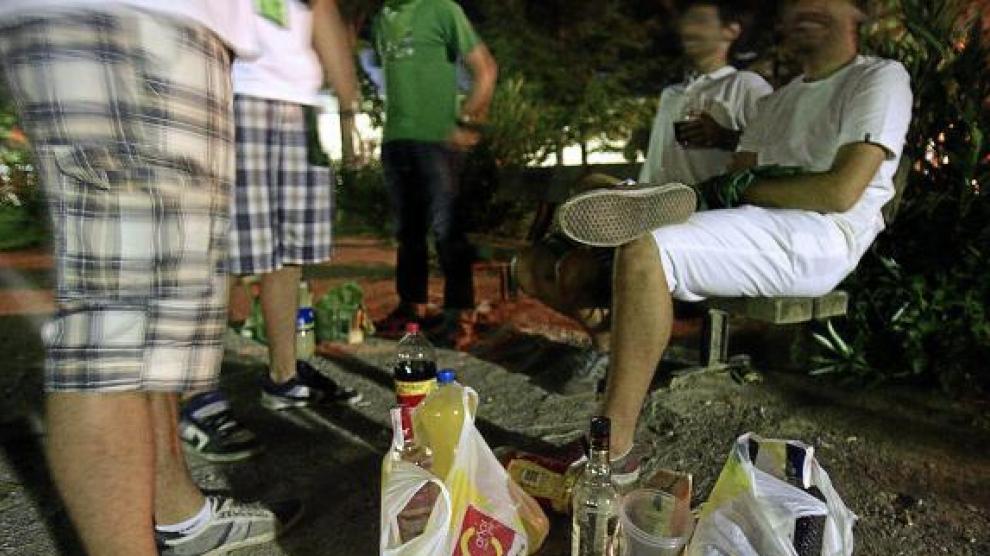 Unos jóvenes beben en un banco del parque de los Olivos, el pasado miércoles.