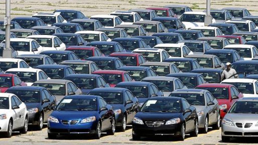 Vehículos de General Motors aparcados a la puerta de la planta de ensamblaje estadounidense de Orion (Michigan).