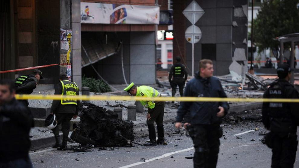 Los servicios de emergencia en el lugar de la explosión del coche bomba en Bogotá.