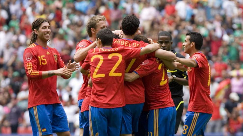 Los jugadores de la selección celebran el gol de Silva en el descuento del partido ante México.