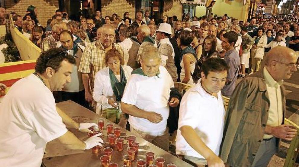 Os Mainates repartieron más de 2.500 vasos de melocotón con vino en el centro de Huesca.