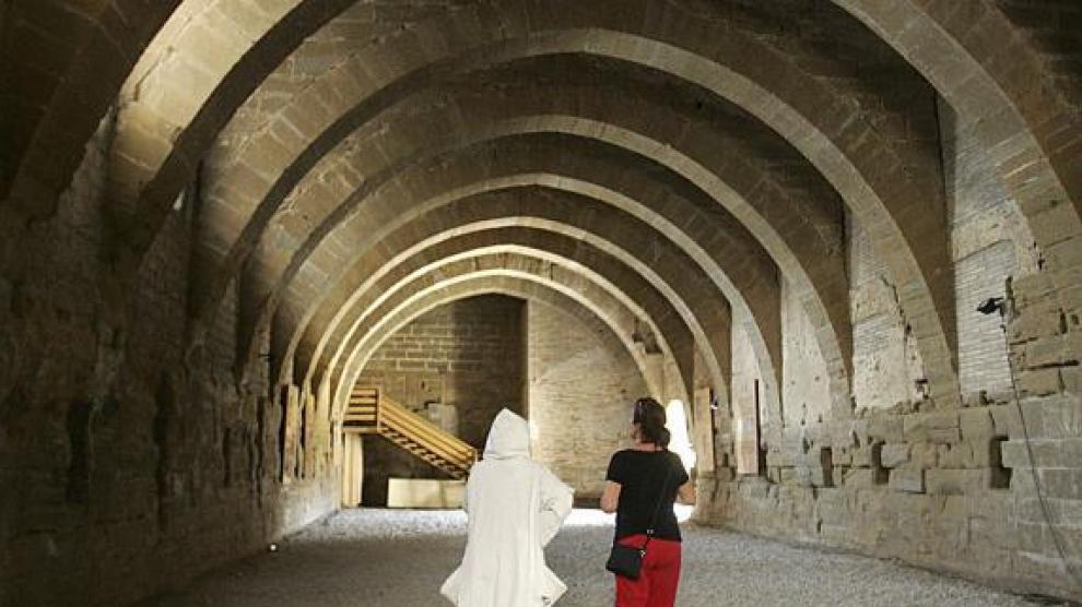 La religiosa que ejerce de guía junto a una visitante en los antiguos dormitorios de las monjas.