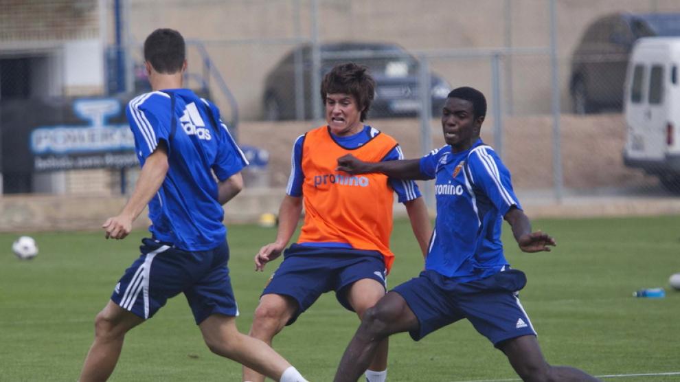 Jugadores del Real Zaragoza durante el entrenamiento de hoy.