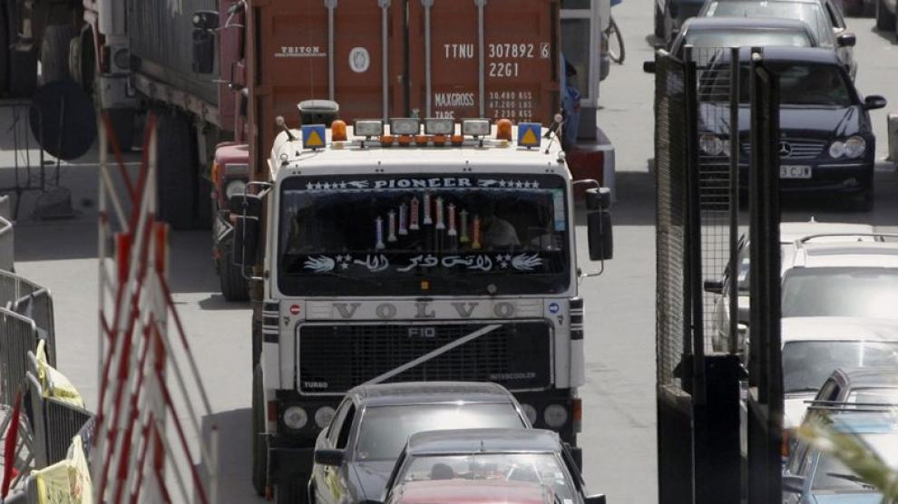 El camión que transporta alimentos entra en Melilla.
