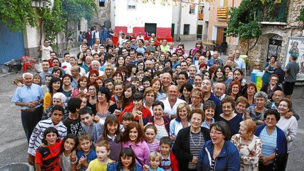 Los vecinos de Josa celebran su 'coronación' como el pueblo más popular de Aragón.