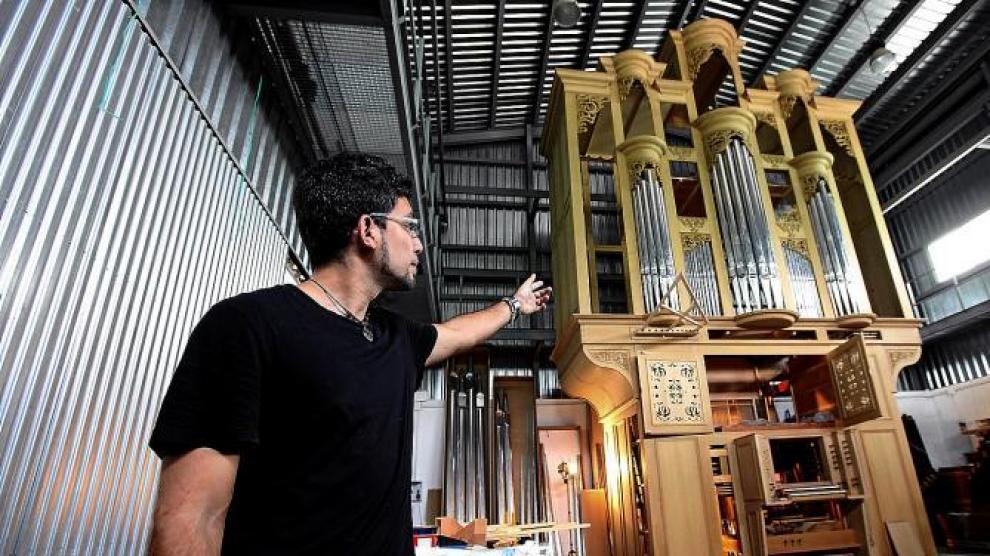 El órgano destinado a la iglesia de Nuestra Señora de la Asunción de Cieza (Murcia) recibe los últimos toques en el taller organero de Villel.