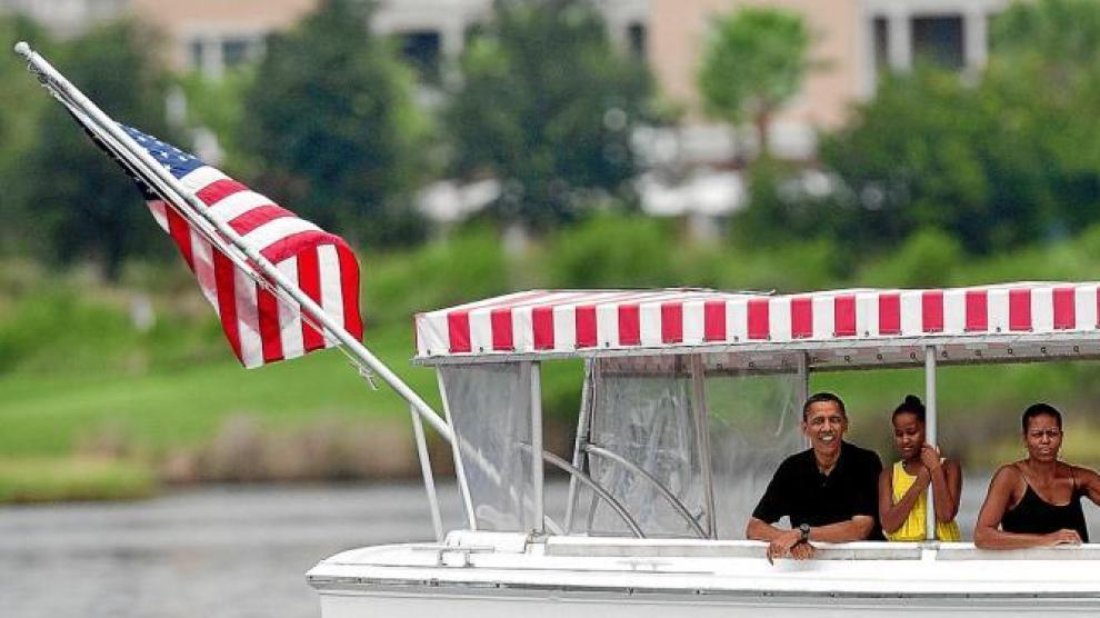 Obama, la primera dama Michelle y su hija Sasha recorrieron ayer en barco la bahía de St. Andrews, en Florida.