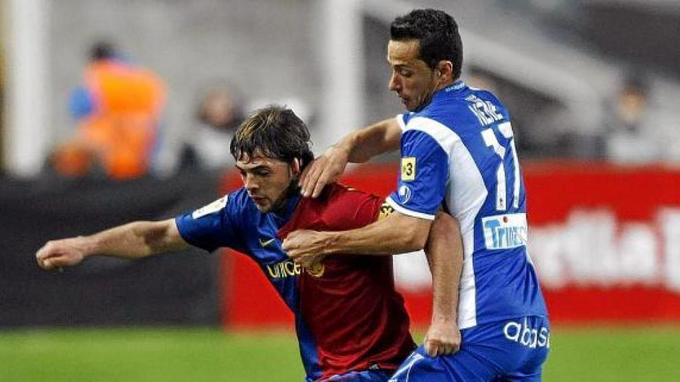 Víctor Sánchez regatea a un rival en un partido con el FC Barcelona.