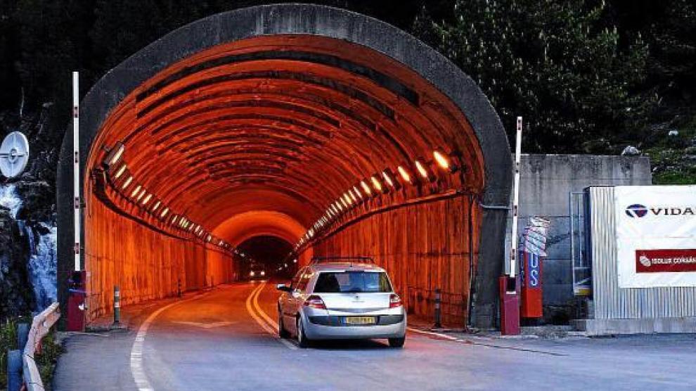 Un coche accede al túnel por la boca española tras abrirse al tráfico al acabar la primera fase de obras.