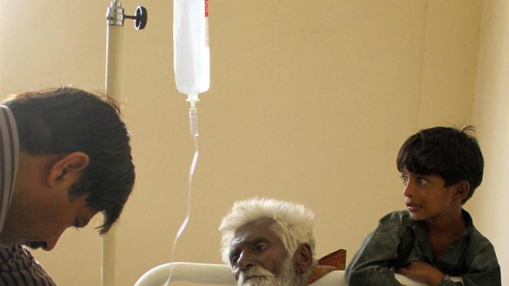 Un afectado por las inundaciones de Pakistán recibe atención médica.
