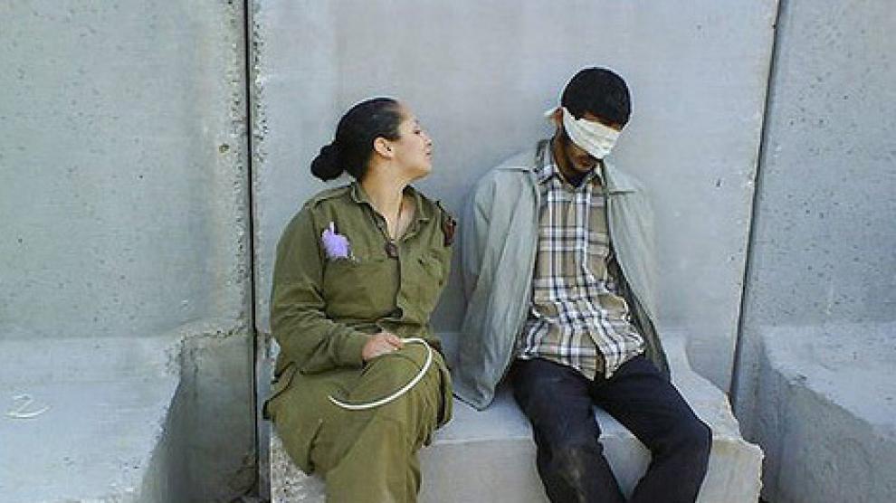 La ex soldado posa junto a presos palestinos