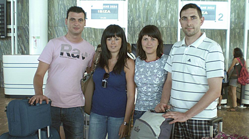 "Vamos a recorrer la isla de Ibiza en coche"