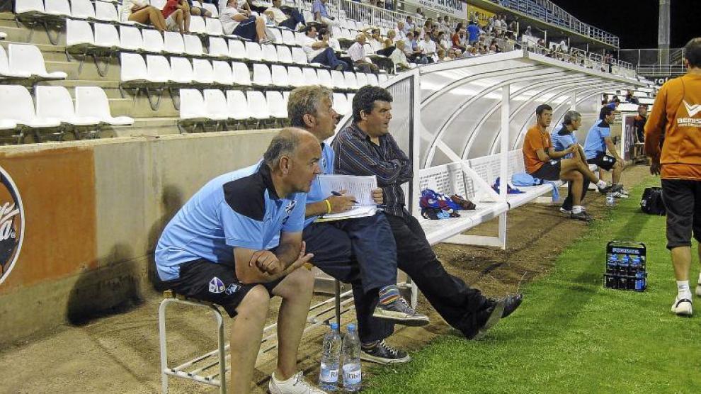 Imagen del banquillo oscense, con Onésimo a la cabeza, durante un momento del partido de anoche en Lérida.
