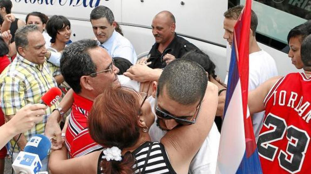 Marcelo Cano (en el centro, con gafas) besa a un familiar a su llegada a Madrid, el martes.