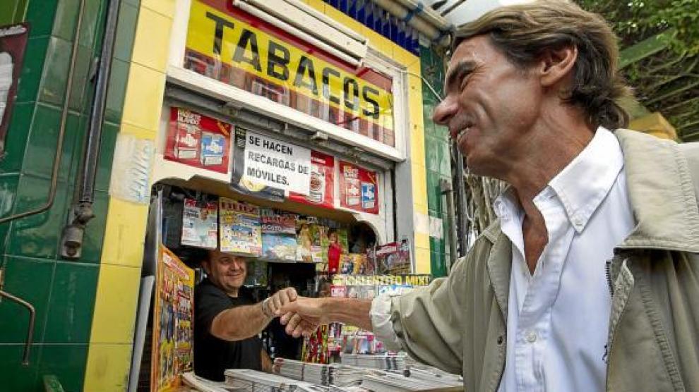 José María Aznar saluda a un quiosquero durante su visita a Melilla.