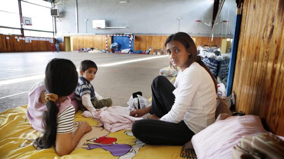 Una familia gitana espera a ser repatriada