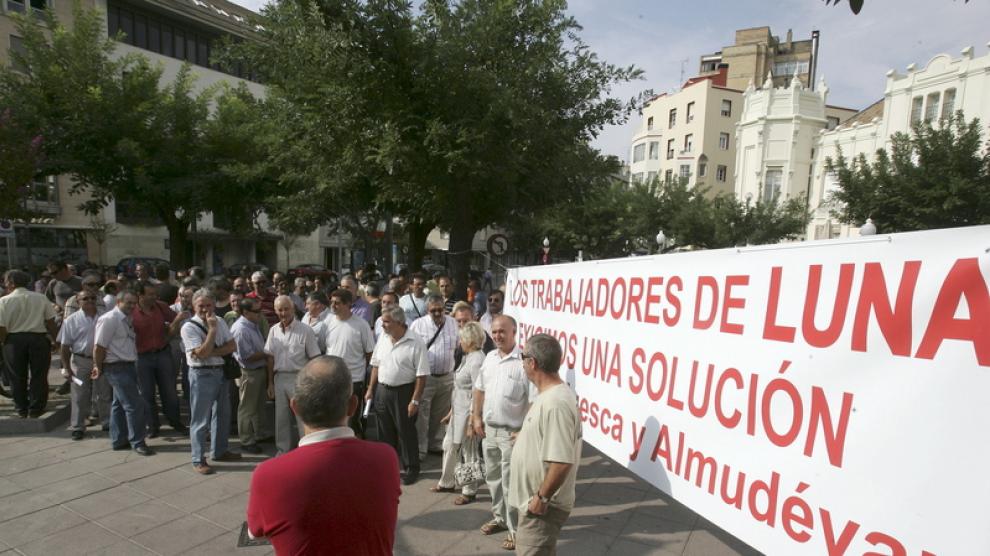 Concentración de trabajadores en la plaza de Navarra de Huesca