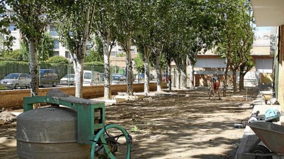 El patio frontal del colegio Sancho Ramírez ya está preparado para ser asfaltado.