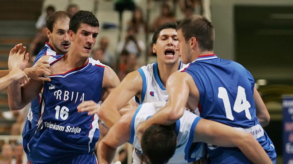 Pelea entre jugadores del Serbia-Grecia